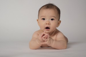 うつ伏せの赤ちゃん