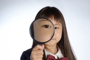 虫眼鏡を除く子供