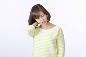 首を抑える女性