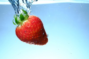水の中のイチゴ