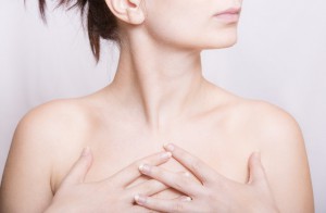 胸を抑える女性
