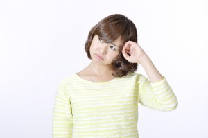 考える女性