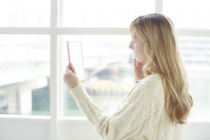 肌荒れを気にする女性