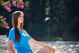 太陽の下の女性