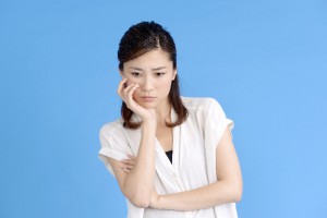 悩む女性